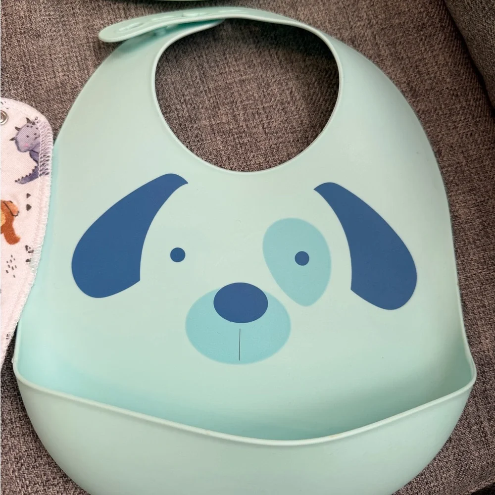 6 cloth bibs and 2 Silicone Baby Bib Set (8 total) GUC Mixed Brands